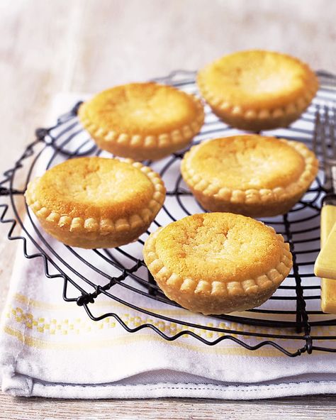 These almond tarts, featured on the Great British Bake Off, are thought to have originated in the royal kitchens at Hampton Court Palace. Maids Of Honor Tarts Recipe, Almond Tarts, British Baking Show Recipes, Curd Cheese, Puff Pastry Filling, Tarts Recipe, The Great British Bake Off, Uk Recipes, Bbc Food