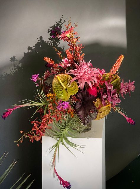 Fall Florals For Wedding, Sogetsu Ikebana, Tropical Floral Arrangements, Vibrant Bouquet, Boquette Flowers, Flower Store, Rose Nails, Bouquet Arrangements, Flower Therapy