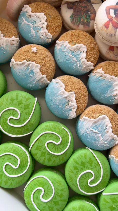 ANI l CUSTOM MACARONS | Bringing the spirit of the ocean to your dessert table with these custom Moana-themed macarons! 🌊✨ 🌺 - -#CustomMacarons #MoanaMacarons… | Instagram Stitch Macarons, Beach Macarons, Moana Inspired Food, Disney Macarons, Cute Macarons, Macaron Decoration, Custom Macarons, Moana Party, Moana