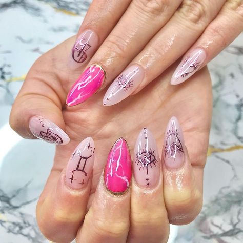 Would get these nails in a heartbeat😍💅 📷 venenorosa.mx #witchy #witch #witchesofinstagram #witchcraft #witchyvibes #witchythings #pagan #witches #wicca #goth #magick #magic #halloween #gothic #crystals #tarot #witchlife #witchywoman #wiccan #occult #nails #nail Occult Nails, Tarot Nails, Magical Nails, Cartoon Nails, Witch Nails, Witchy Nails, Nail Jewels, Halloween Gothic, Hair Things