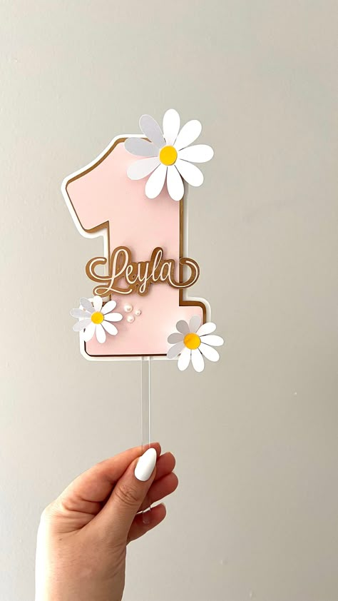 Daisy Centerpieces 1st Birthday, Daisy Birthday Party Ideas 1st, Cricut 1st Birthday Ideas, One Topper Cake, Daisy First Birthday Cake, Daisy Party Theme 1st Birthdays, Daisy First Birthday Theme, Daisy Birthday Party Ideas, Number 1 Cake Topper