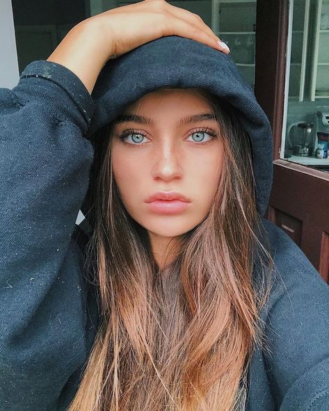 Sophi Knight, Woman With Blue Eyes, Bright Blue Eyes, Summer Makeup Looks, Perfect Complexion, Trik Fotografi, Brunette Girl, Natural Makeup Looks, Grunge Hair