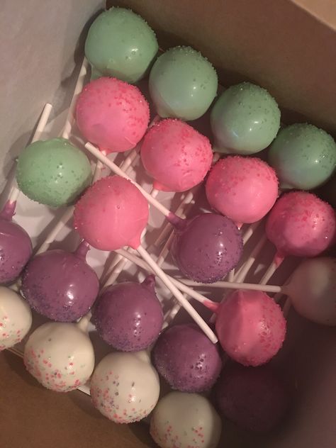 Cake Pop variety Cake Pop Aesthetic, Cute Cake Pops Aesthetic, Starbucks Cake Pops Aesthetic, Cake Pops Gender Reveal Cute Ideas, Cake Pop Coating, Cake Pop Frosting Coating, Princess Food, Ramen Recipes Easy, Holiday Cupcakes