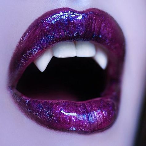 Goth Make Up, Hex Girls, Vampire Lips, Glitter Lipstick, Vampire Fangs, Vampire Teeth, Purple Lips, Vampire Girls, Vampire Art