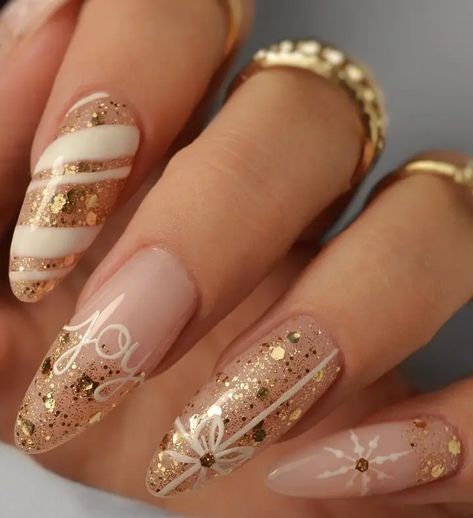 Gold White Christmas Nails, Gold Christmas Nails Glitter, Gold December Nails, December Nails Gold, New Year Nails Ideas 2024, Christmas Nails Silver And Gold, Gold Christmas Nails Designs, Nail Christmas Designs Xmas, Silver And Gold Holiday Nails