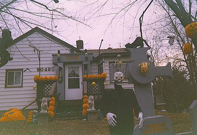 Halloween Neighborhood Aesthetic, 2000s Halloween Aesthetic, 90’s Halloween, Old Halloween, 90s Halloween Aesthetic, 2000s Halloween, Halloween Nostalgia, Nostalgic Halloween, October Country