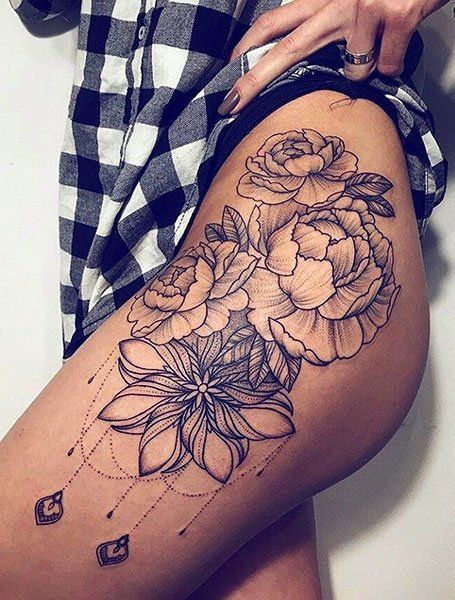 Flower Hip Tattoos, Font Tato, Thigh Tat, Hip Thigh Tattoos, Hip Tattoos Women, Leg Tattoos Women, Thigh Tattoos Women, Tattoo Feminina, Hip Tattoo