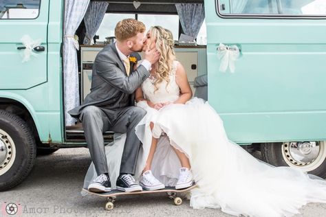 Skateboard Wedding Photos, Wedding Skateboard, Wedstock Wedding, Skater Wedding, Skateboard Wedding, Irish Wedding Traditions, Wedding Welcome Board, Shooting Ideas, Barcelona Wedding