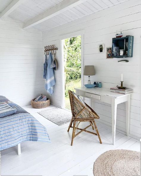 Scandinavian Beach House Living Room, Nordic Beach House, Danish Cabin, Cottage Core Room Ideas, Scandinavian Beach House, Scandinavian Summer House, Nordic Cottage, Danish Home, Modern Provincial