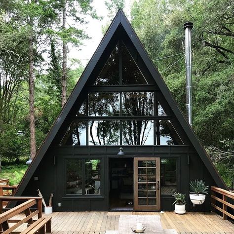 Ashley || My Bohemian House on Instagram: “A black cabin in the woods?! Yes please!! 🖤 @invernessaframe  Curious what you all think.. (I know my answer) 🖤 Black 🖤 trend or classic…” A Frame Houses, Frame Cabins, A Frame Cabins, A Frame House Plans, Frame Cabin, A Frame Cabin, Tiny House Movement, Frame House, A Frame House