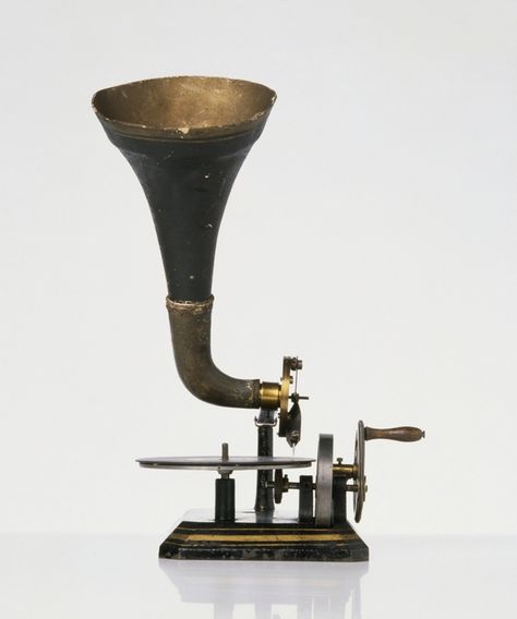 Look at All This Cool Stuff Invented During the 19th Century: Horn gramophone, late 19th century 1800s Technology, 1800s Inventions, 1920s Gramophone, Vintage Gramophone, Steampunk Movies, Old Musical Instruments, Steampunk Festival, Set Dressing, Old Technology