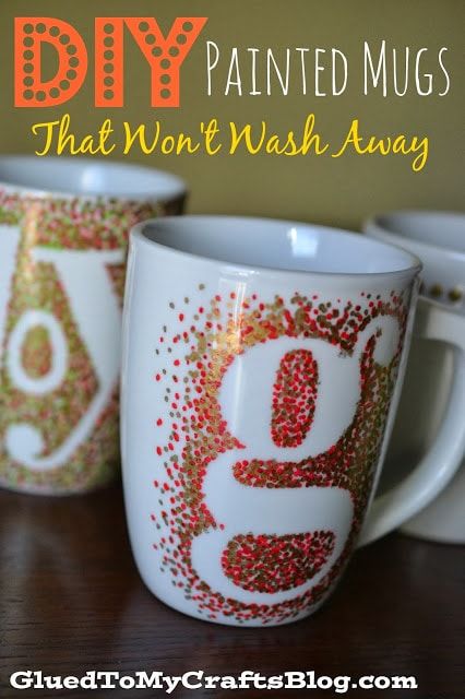 DIY Sharpie Painted Mugs Tutorial Diy Christmas Mugs, Coffee Mug Crafts, Diy Sharpie Mug, Sharpie Mugs, Painted Coffee Mugs, Diy Christmas Presents, Diy Sharpie, Sharpie Mug, Mug Crafts