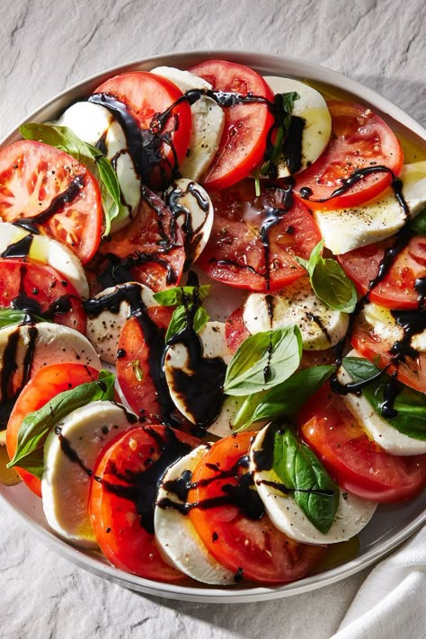 Caprese Salad with Balsamic Reduction Tomato And Basil Recipes, Lunch Boards, Caprice Salad, Vacation Recipes, Balsamic Glaze Recipes, Tomato Caprese, Artistic Food, Sliced Tomatoes, Tomatoes Mozzarella