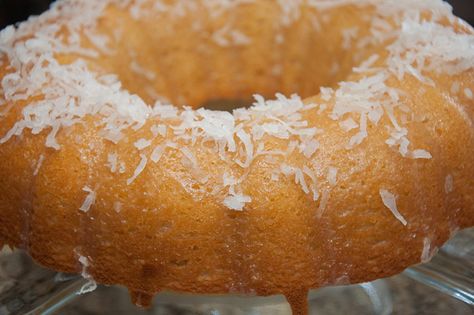 Haitian Cake Recipe, Coconut Pound Cakes, Haitian Food Recipes, Rum Cake, Bundt Cakes Recipes, Coconut Cake, Caribbean Recipes, Round Cake Pans, Butter Cake