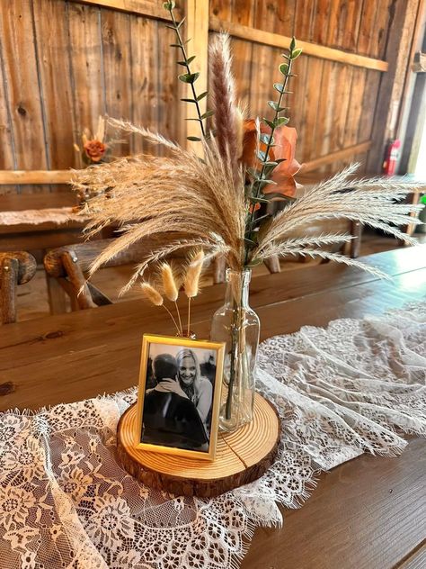 Simple Western Centerpiece Ideas, Country Western Table Centerpieces, Elegant Western Theme Party, Western Table Centerpieces, Western Centerpiece Ideas, Cowboy Centerpieces, Holiday Hoedown, Western Centerpieces, Western Table