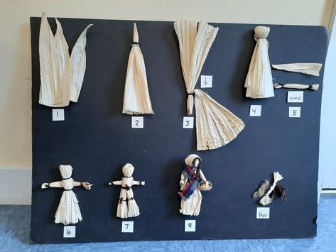 Corn Husk Dolls - Historic Deerfield American Corn, Corn Husk Crafts, Waldorf Art, Corn Husks, Corn Husk Dolls, Medieval Crafts, Nifty Crafts, Native American Symbols, Pumpkin Farm