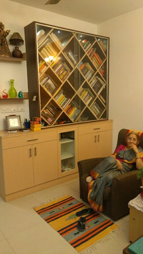 Mini Library In Bedroom, Small Home Library, Bedroom Indian, Bridal Boutique Interior, Book Self, Decoration Organization, Books Shelf, Cozy Houses, Indian Bedroom Decor