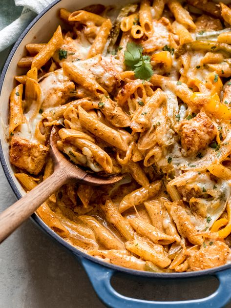 Easy Chicken Fajita Pasta Recipe - Little Broken Chicken Arrabiata Recipe, Chicken Fajita Pasta Recipe, Fajita Pasta Recipe, Chicken Bell Peppers, Fajita Pasta, Broccoli Pasta Bake, Chicken Fajita Pasta, Chicken Fajita, Cheesy Pasta