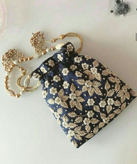 Diy Sac Pochette, Embroidery Purse, Handmade Fabric Bags, Embroidered Handbag, Embroidery Bags, 자수 디자인, Beaded Handbag, Fancy Bags, Hand Embroidery Art