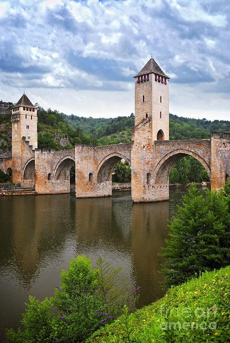 Valentre bridge in Cahors, France Old Bridges, Bridge Over Troubled Water, Arch Bridge, Visit France, France Travel, Provence, Kale, Bridge, Wonders Of The World