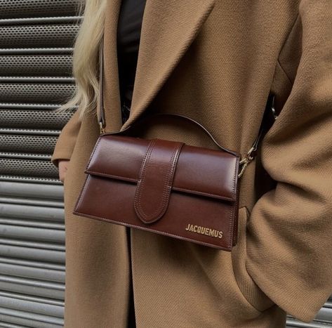 Brown Leather Bag Outfit, Leather Bag Outfit, Jacquemus Bambino, Jacquemus Outfit, Jacquemus Bag Outfit, Rich Girl Energy, 20’s Fashion, Bag Jacquemus, Aesthetic Designer