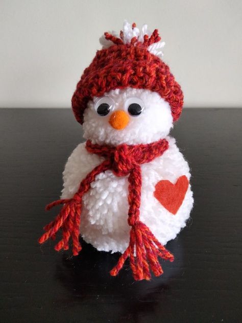 Pom Pom Snowmen, Winter Christmas Tree Decorations, Simple Christmas Ornaments To Make, Pom Pom Snowman, Pompom Crafts, Easy Yarn Crafts, Christmas Decorations Diy Crafts, Christmas Yarn, Christmas Crafts For Kids To Make