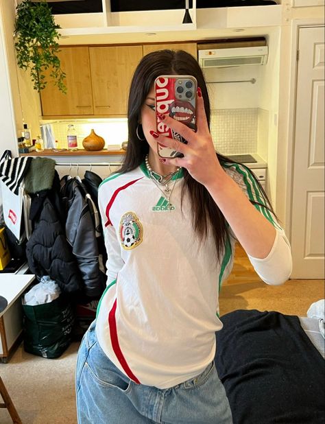 Trapstar Girl, Football Jersey Outfit, Woman Aesthetic, Football Fashion, Aesthetic Streetwear, Latina Fashion, Jersey Outfit, Football Outfits, Girl Fits