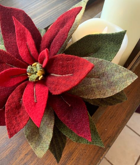 Felt Poinsettia, Wool Applique Quilts, Button Bracelets, Wool Felt Projects, Felt Crafts Christmas, Felted Wool Crafts, Cute As A Button, Penny Rugs, Wool Projects