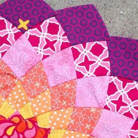 Prairie Grass Patterns on Instagram: "The templates for my Dahlia quilt pattern are finally restocked! 🧡🙌🏻 Swipe up in stories. 😘 #dahliaquilt #prairiegrasspatterns" Dahlia Quilt Pattern, Flower Quilt Pattern, Dahlia Quilt, Rose Quilts, Flower Quilt Patterns, Grass Pattern, Rose Quilt, Flower Quilt, Dahlia Flower