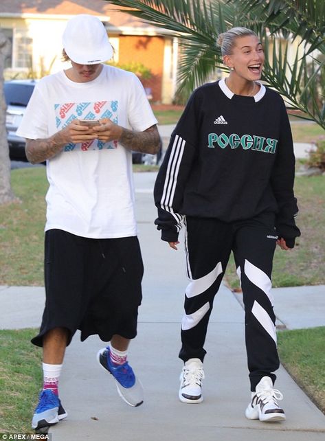 Great day! Hailey Baldwin struggled to wipe the smile off her face when she headed out wit... Hailey Justin, Hailey Baldwin Street Style, Hailey Bieber Style, Hailey Baldwin Style, Outing Outfit, Gosha Rubchinskiy, Best Swimwear, August 27, Hailey Baldwin