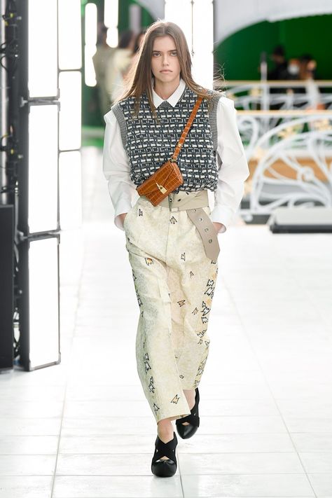 Louis Vuitton Prêt-À-Porter Printemps-Été 2021 - Défilé | Vogue Paris Haute Couture Style, Moda Paris, Knitwear Fashion, Mode Inspo, 가을 패션, Fashion Week Spring, Paris Fashion, Spring Summer Fashion, Runway Fashion