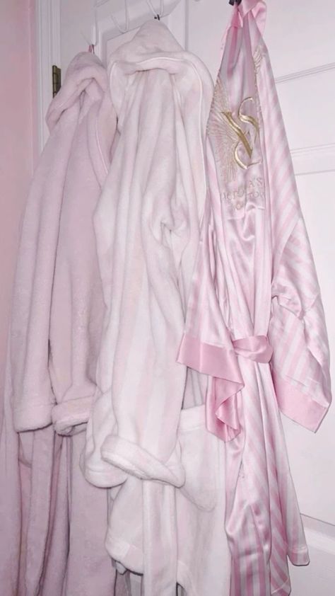 Victoria Secret Robe Aesthetic, Victoria Secret Sleepover, Ryleigh Aesthetic, Victoria’s Secret Aesthetic, Pink Girly Things Princesses, Vs Angel Aesthetic, Victoria's Secret Aesthetic, What's In My Backpack, In My Backpack