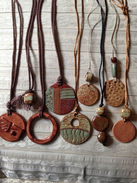 Diy Keramik, Hantverk Diy, Pottery Jewelry, Baby Blanket Knitting, Ceramic Necklace, Dope Jewelry, Clay Jewelry Diy, Ceramics Ideas Pottery, Clay Necklace