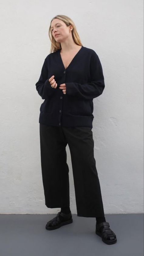 Classic Outfits Midsize, Scandinavian Fashion Midsize, Scandi Style Plus Size, All Black Japanese Style, Petite Baggy Outfit, Dark Minimalist Outfit, Midsize Minimalist Fashion, Plus Size Minimalist Outfits, Short And Curvy Outfits