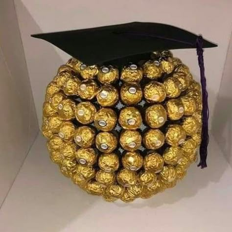 Graduation Chocolate, Rocher Bouquet, Ferrero Rocher Bouquet, Bouquet Graduation, Graduation Party Desserts, Grad Party Favors, Graduation Party Cake, Diy Graduation Gifts, Graduation Bouquet