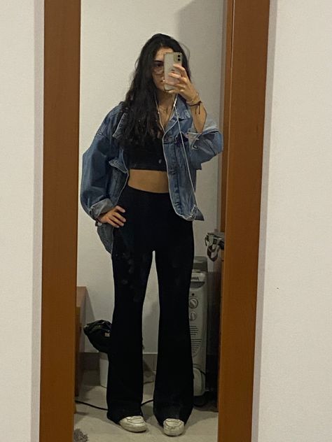 Black Flare Denim Outfit, Flare Denim Outfit, Black Flares, Hipster Pants, Black Hipster, Black Flare Pants, Denim Jacket Outfit, Black Tube, Black Flare