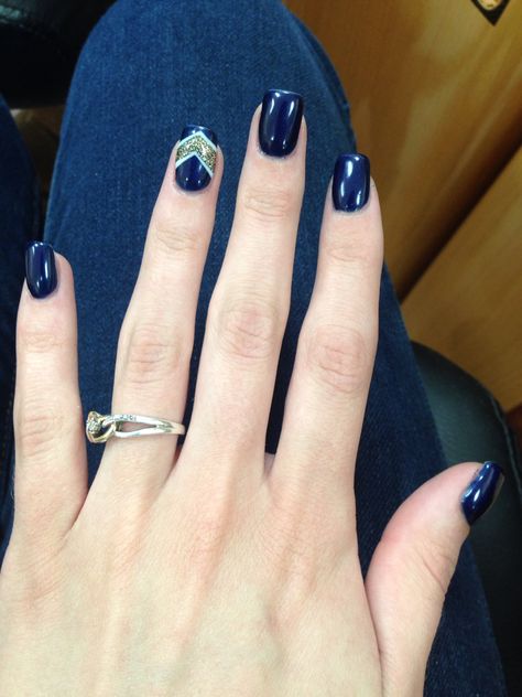 Acrylic nails with a navy blue that has red speckles in it, with a gold and white design on the ring finger Cheerleading Nails, Prom Nails Blue, Navy Blue Ring, Prom Nails French, Occasion Nails, Nails Videos, Prom Nail Designs, Blue And Silver Nails, Prom Nails Red