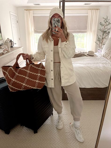 Joggers With Denim Shirt, Shirt Jacket Outfit Women, White Denim Jacket Outfit, Shirt Jacket Outfit, Denim Shirt Outfit, Denim Shirt Jacket, Jacket Outfit Women, Denim Jacket Outfit, White Denim Jacket