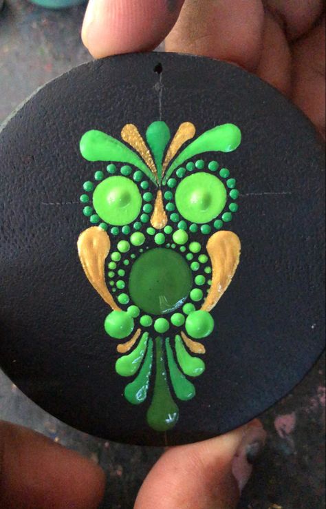 Dot Rocks Stone Painting, Feather Dot Painting, Frog Dot Painting, Dragon Fly Dot Art, Mandala Painted Rocks Easy, Dotting Mandala Art, Dot Painting Ideas Patterns, Dot Painting Animals, Dot Painting Ideas