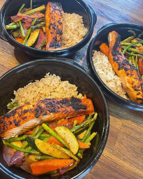 Fish Prep Meals, Clean Eating Food Prep, Simple Pescatarian Meal Prep, Healthy Eating Pescatarian, Healthy Pescatarian Dinner Recipes, Asparagus And Carrots Recipes, Fruit And Veggie Meal Prep, Pescetarian Meal Prep, Healthy Salmon Lunch Ideas