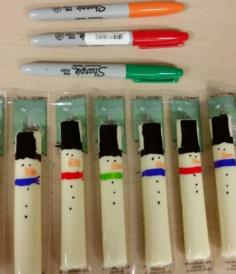 Use Sharpies on mozzarella string cheese to make these cute snowmen for a healthy snack. School Party Snacks, Cooking Goals, Homeroom Mom, Christmas Party Snacks, Class Treats, Classroom Snacks, Cute Snowmen, School Christmas Party, Snowflake Party