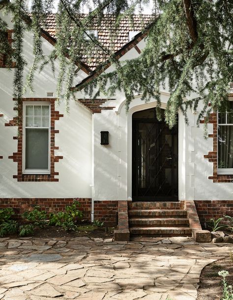 Front Entrance Design, Outdoor Indoor Living, Entry Exterior, Australian Houses, Rooftop Apartment, New Zealand Architecture, Housing Architecture, Courtyard Patio, Australian House