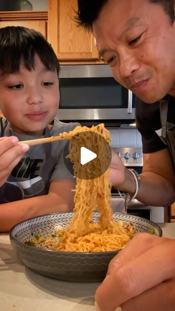 Toppings For Ramen Noodles, Ramen Bowl Toppings, Chicken Flavored Ramen Noodle Recipes, Jazzed Up Ramen Noodles, Easy Chow Mein Recipe Simple, Delicious Ramen Noodle Recipes, Diy Ramen Noodle Recipes, Asian Crab Recipes, Ramen Noodle Recipes Videos