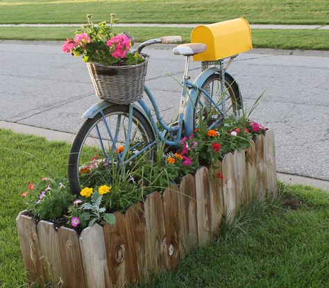 Use an old bicycle to make a fun mailbox planter! Mailbox Planter, Bicycle With Flowers, Bike Planter, Mailbox Garden, Mailbox Makeover, Mailbox Landscaping, Diy Mailbox, Unique Mailboxes, Diy Frühling