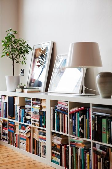 EXPEDIT- a multi-functional marvel, with endless possibilities. Ikea Kallax Bookshelf, Low Bookshelves, Coffee Table Inspiration, Lots Of Books, Apartment Needs, Apartment Storage, Apartment Modern, Kallax Ikea, Small Apartment Decorating