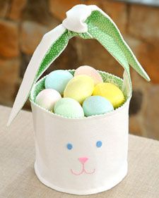 Great Easter basket made with felt! Bunny Basket Diy, Unique Easter Baskets, Easter Basket Crafts, Baby Mobil, Easter Bunny Basket, Basket Crafts, Unique Easter, Bunny Basket, Easter Basket Diy