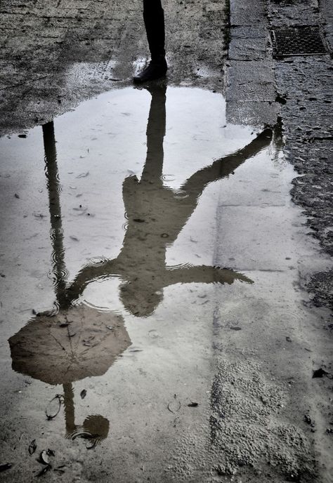 30 Amazing Examples of Reflection Photography Rain Dance, I Love Rain, Reflection Photography, Love Rain, Singing In The Rain, Foto Tips, When It Rains, Dancing In The Rain, Jolie Photo