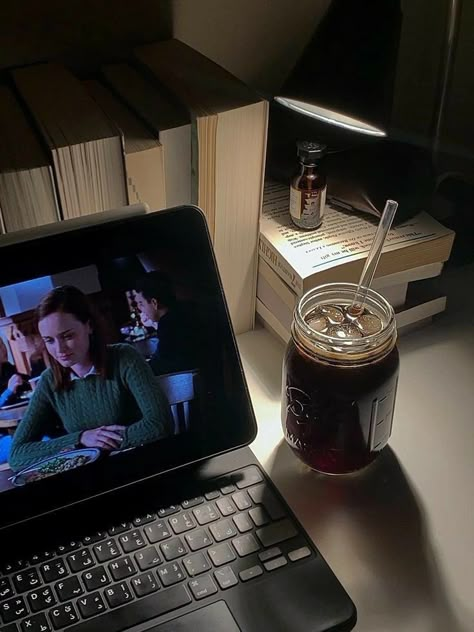 Rory Gilmore // Books // Night lights // Evening routine // study motivation // push yourself // be ambitious // college // ivy league // uni // university // Autumn vibe // Fall aesthetic // autumn winter aesthetic / cozy atmosphere / warm / warm aesthetic / cozy evenings / coffee / autumn outfits /  September / October / November Vibes / desk / work / discipline / motivation / autumn style / cute picture Brake Up Aethstetic, Watching Movies Aesthetic, Babette Ate Oatmeal, Kaptan Jack Sparrow, Study Motivation Inspiration, Downtown Girl, Foto Ideas Instagram, Rory Gilmore, Studying Inspo