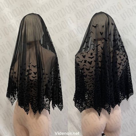 Spider Web Wedding Veil, Bat Wedding Dress, Gothic Accessories Aesthetic, Vampire Goth Wedding, Trad Goth Wedding, Goth Wedding Veil, Gothic Fairytale Wedding, Goth Wedding Aesthetic, Spiderweb Veil