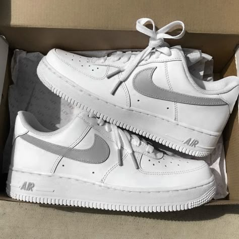 Outfit Estate, Nike Silver, Nike Air Force One, Nike Airforce 1, White Shoes Sneakers, Nike Force, Air Force One, Nike Air Huarache, Custom Nikes